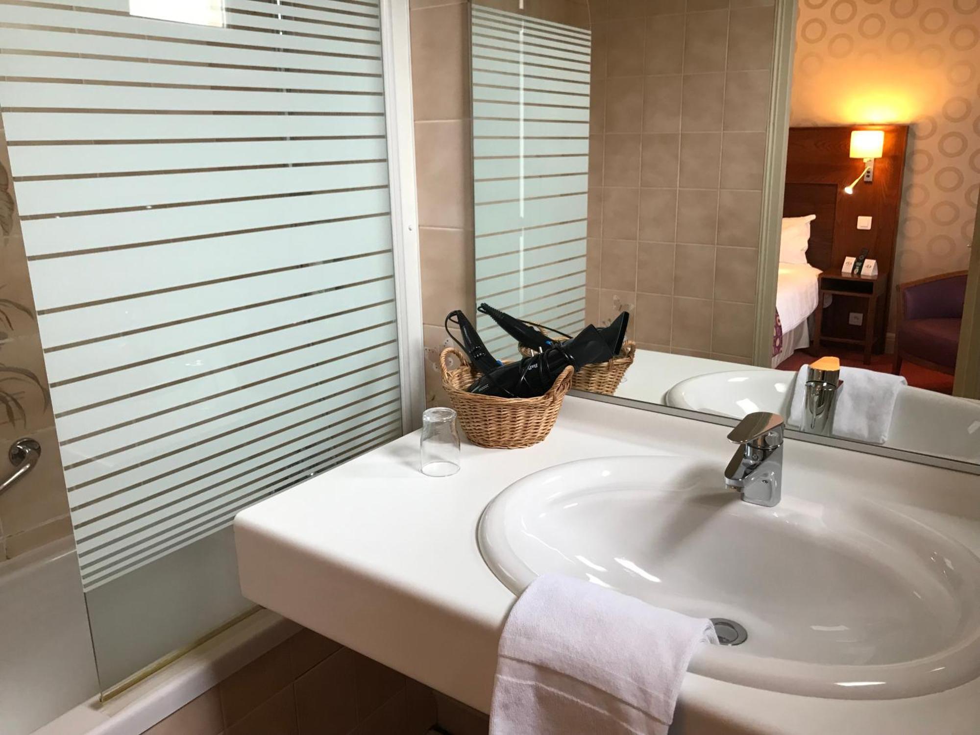 Logis Hotel & Restaurant La Paix Le Nouvion-en-Thierache ภายนอก รูปภาพ