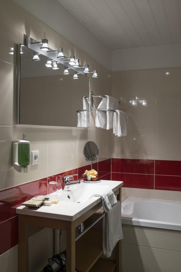 Logis Hotel & Restaurant La Paix Le Nouvion-en-Thierache ภายนอก รูปภาพ