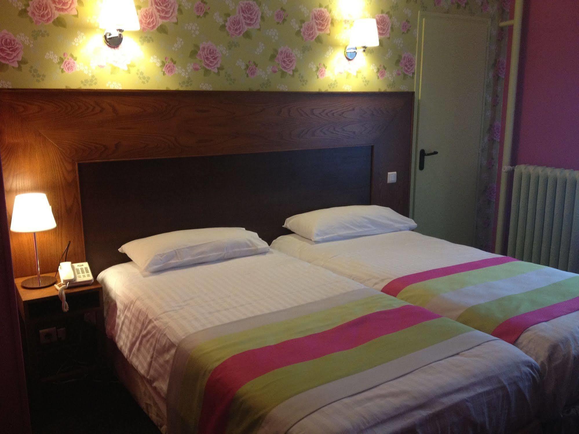 Logis Hotel & Restaurant La Paix Le Nouvion-en-Thierache ภายนอก รูปภาพ